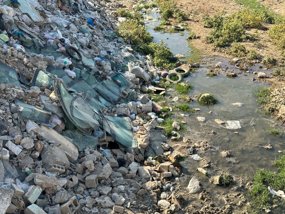 هناك خطة لكن الشرطة لن تتدخل.. نهر قلعة كركوك غص بالقمامة وصار “كراج” (صور)