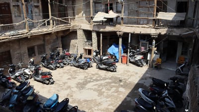 فيديو من “خان المدامغة” في الكاظمية: آخر شاهد على العهد العثماني تحوّل إلى “گراج”