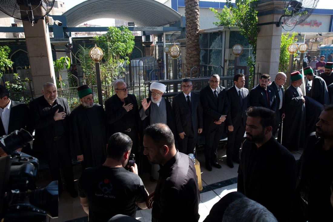 فيديو: وكلاء المرجع السيستاني يستقبلون التعازي بنصر الله بين الحرمين في كربلاء