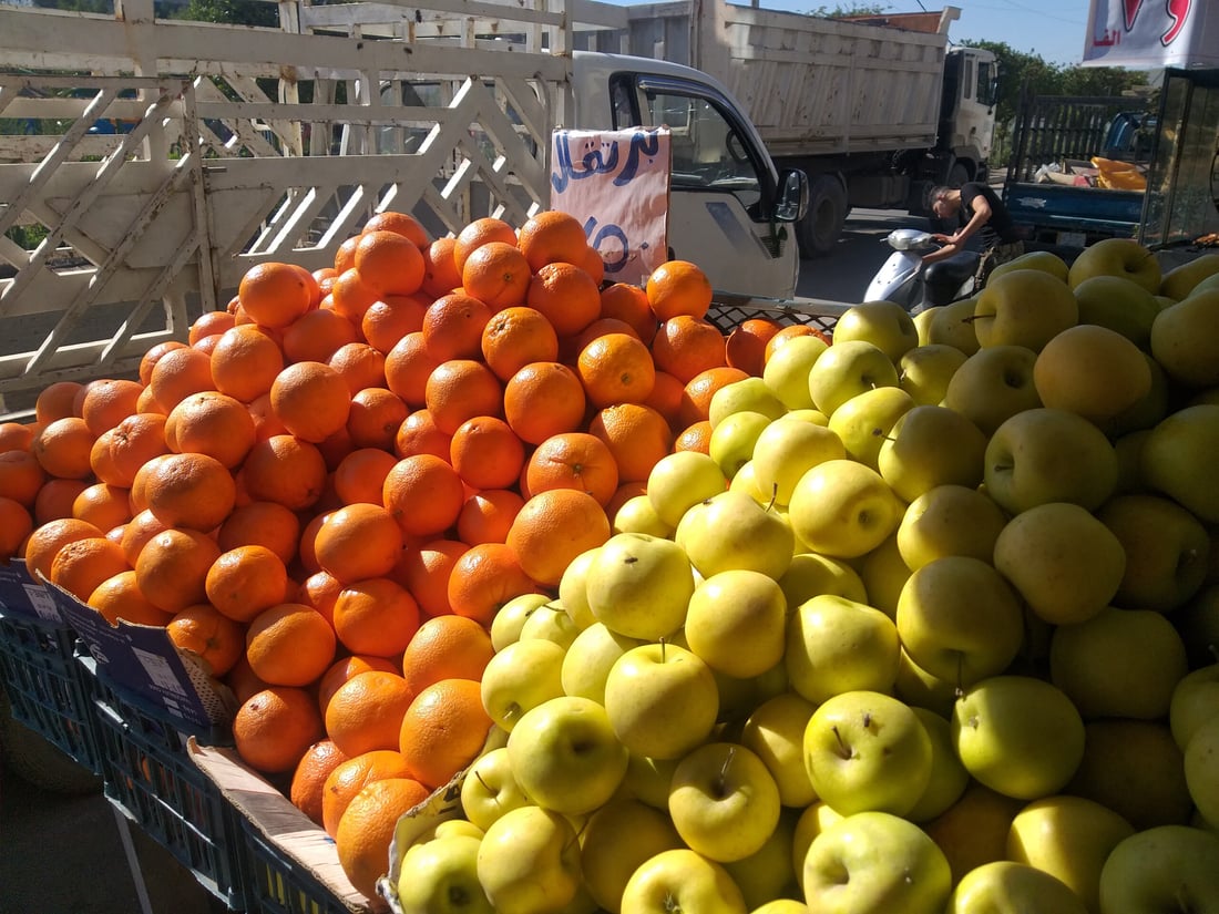 بغداد: دجاج حيّ بـ 3000 آلاف دينار فقط في الحرية.. عروض للفاكهة أيضاً (صور)