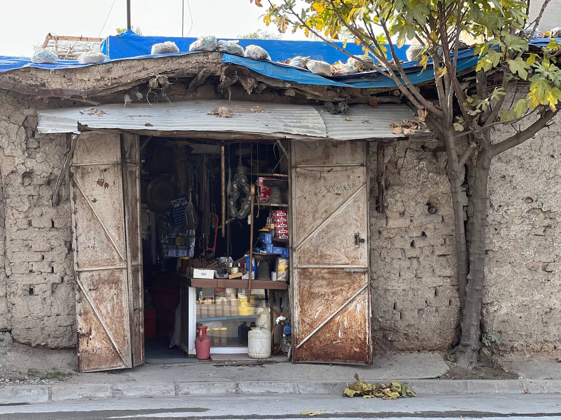 دنیادیدەیەک و پیرە دوکانێک تەمەنێک پێکەوە