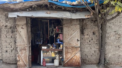 دنیادیدەیەک و پیرە دوکانێک تەمەنێک پێکەوە