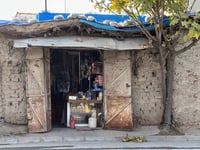 دنیادیدەیەک و پیرە دوکانێک تەمەنێک پێکەوە