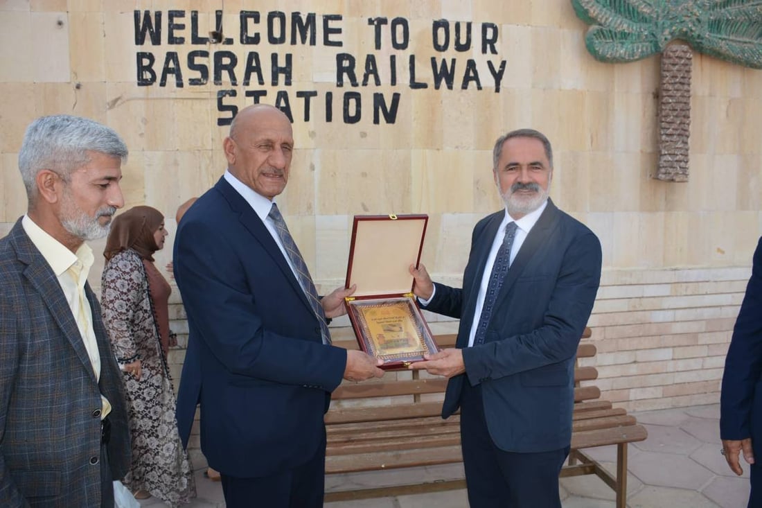 صور: مدير السكك التركي يتجول بين قطارات البصرة