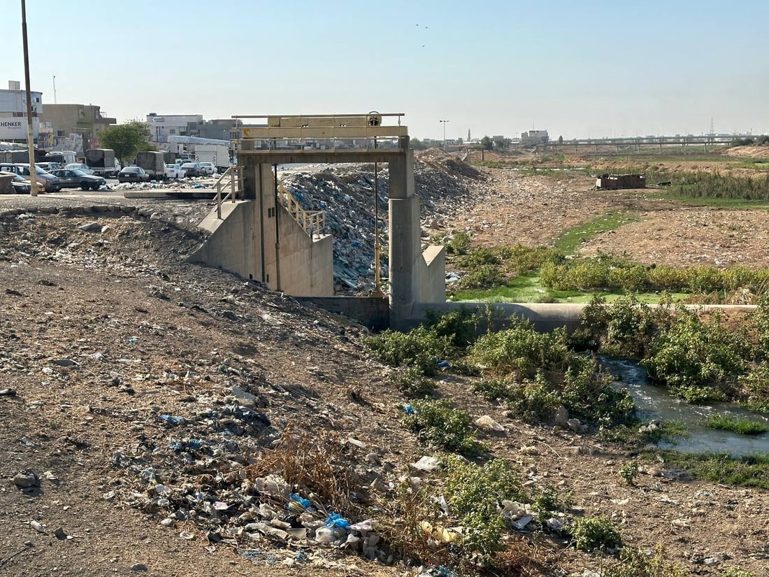 هناك خطة لكن الشرطة لن تتدخل.. نهر قلعة كركوك غص بالقمامة وصار “كراج” (صور)