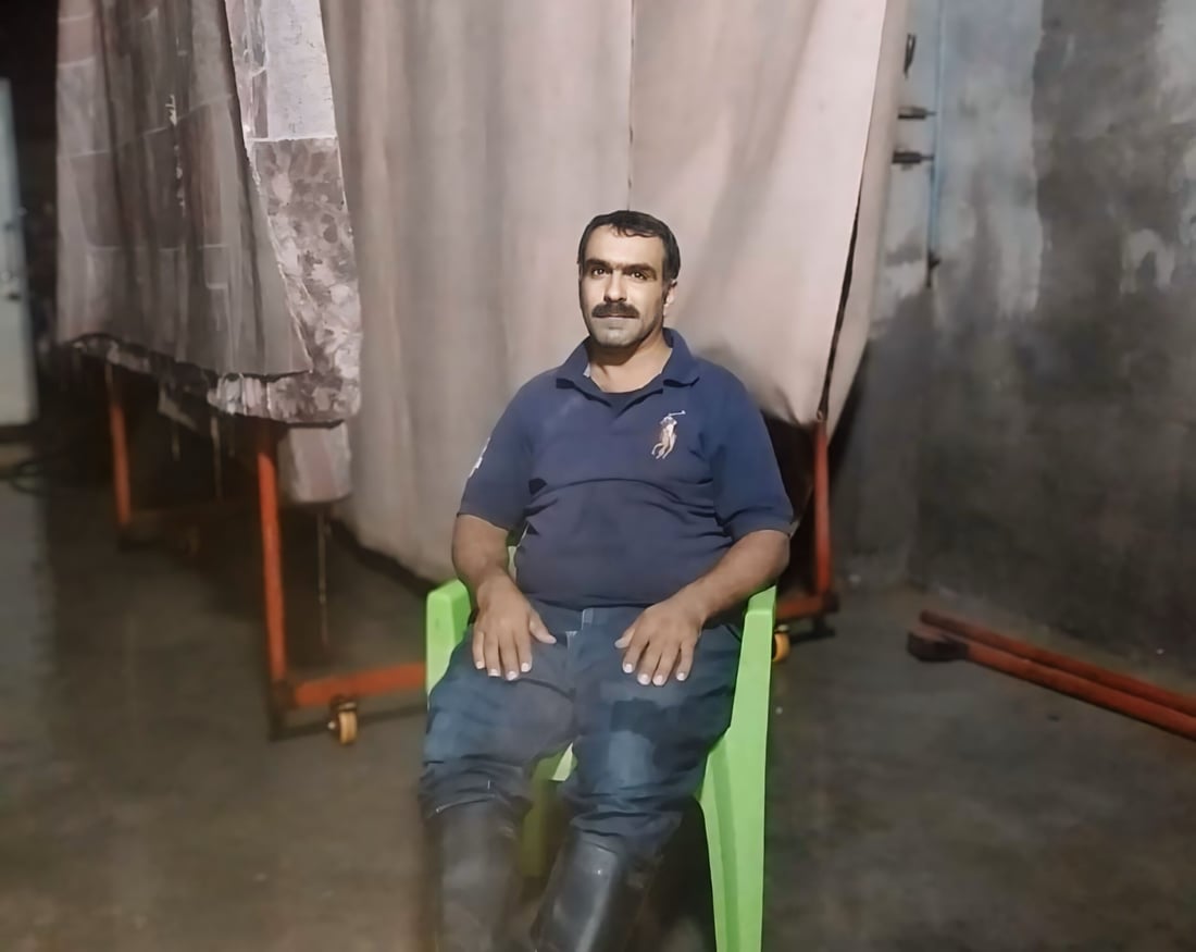 محمد سليمان يغسل سجاد خور الزبير على سطح منزله ويوصلها للزبائن بالستوتة (صور)