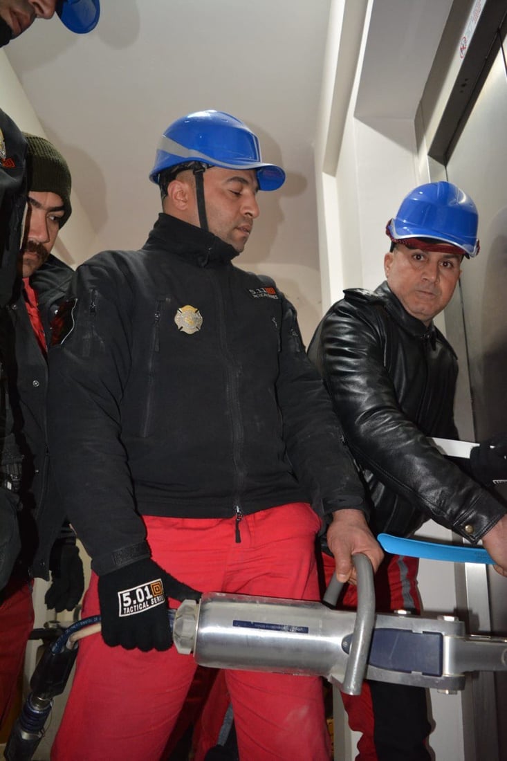 فريق الإنقاذ العراقي يخرج شخصين علقا في مصعد بولاية هاتاي التركية