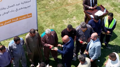 بمناسبة يومهم العالمي.. راوة توزع الهدايا على عمال البلدية