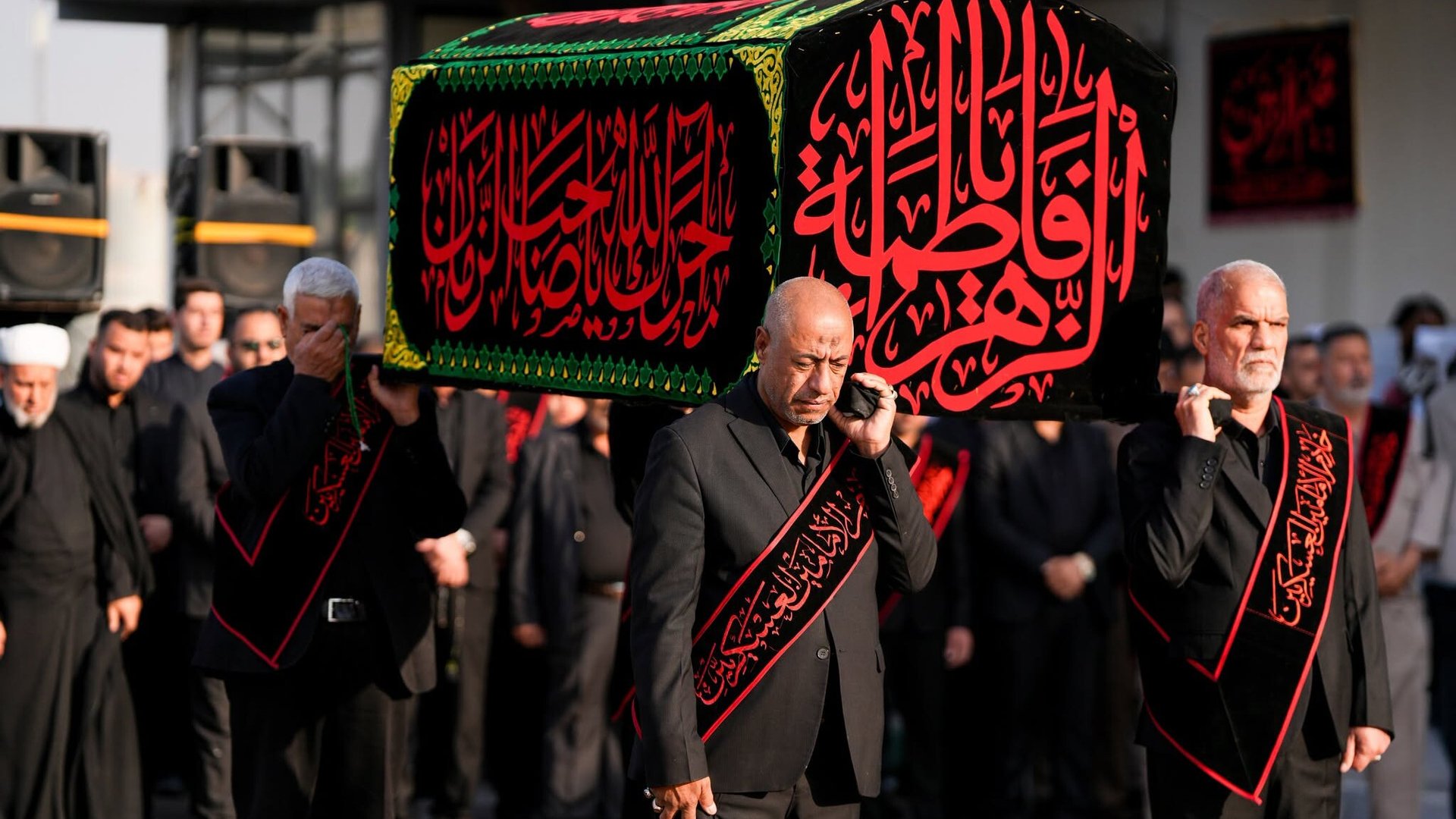 صور: العتبة العسكرية تطوف بنعش السيدة الزهراء في شوارع سامراء