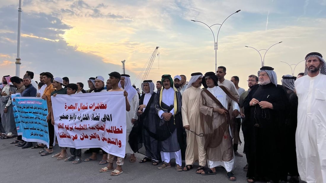 عشائر الهارثة تخرج راياتها للتظاهر.. الإهمال بات لا يطاق وهذه مجرد بداية (صور)