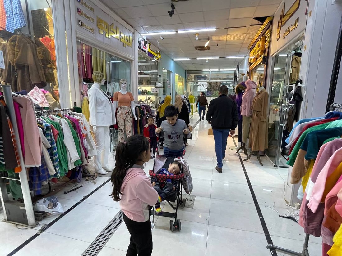 أطفال بعقوبة ضمنوا ملابس الشتاء القادم.. “الديسكاونت” يغير خطط السيدات (صور)