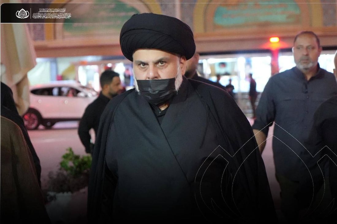 الصدر يدعو ويصلي في مرقد والده ليلة العاشر من محرم (فيديو + صور)