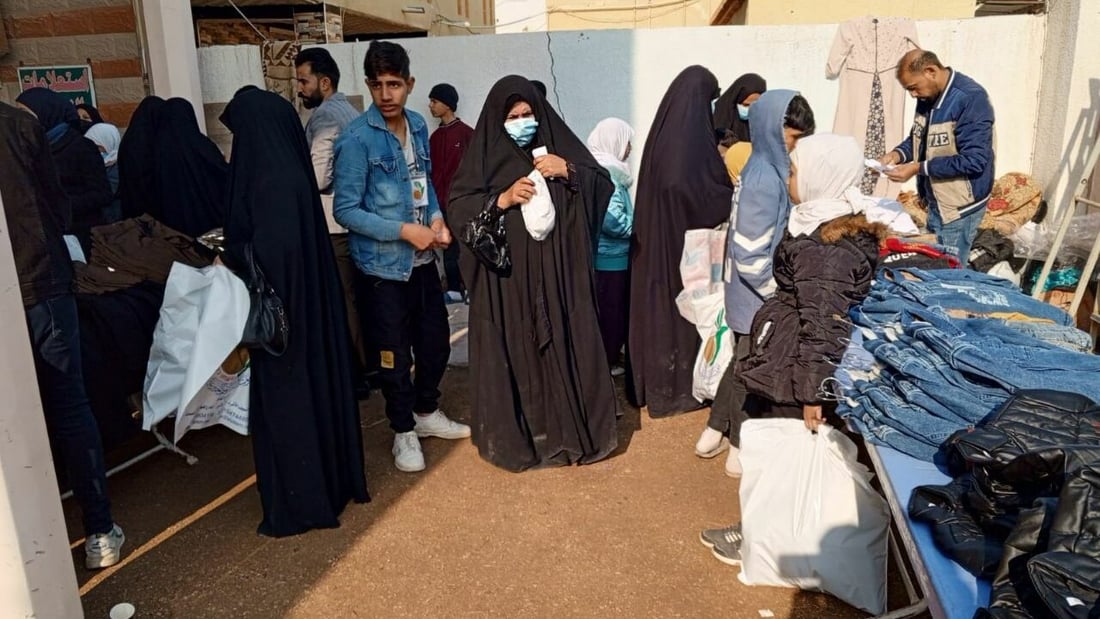 صور: الشرطة المجتمعية توزع الملابس الشتوية على الأيتام والفقراء في بابل