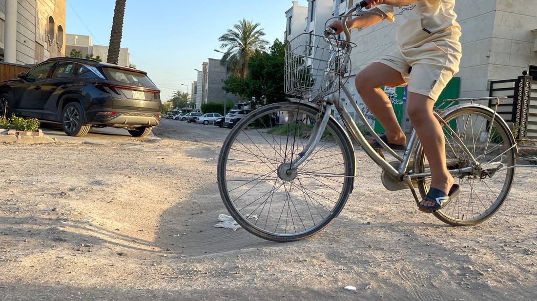 صور من شوارع حي الحمراء وسط بغداد.. متى تتذكرنا الأمانة؟