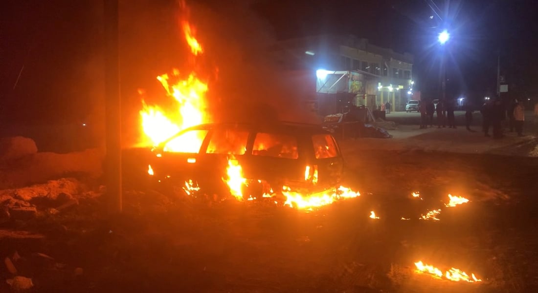 صور: احتراق سيارة “أوميكا” وإصابة شخصين بعد اصطدامها بـ”كورلا” شمالي سنجار