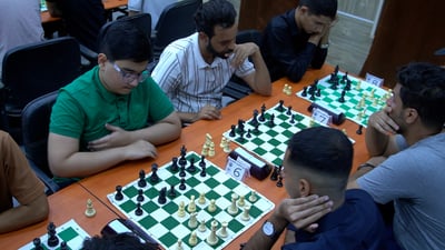 الفائز إلى إيران.. شطرنج الناصرية انطلق مع 44 ذكياً صامتاً (فيديو)