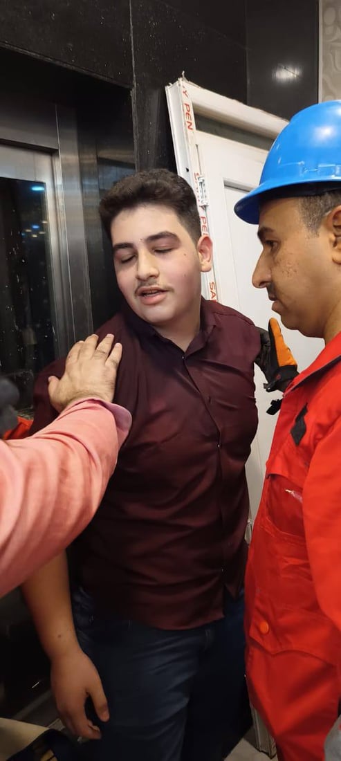 صور من عملية انقاذ شاب علق في مصعد مقهى “انتيكا” الموصلي