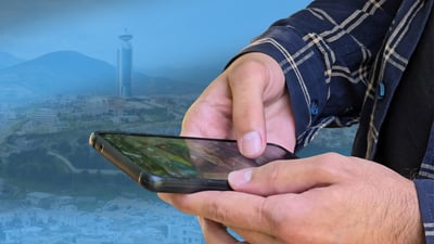 گەنجێکی سلێمانی کارئاسانی بۆ هاتوچۆی هاوڵاتیان بە پاسەکان دەکات