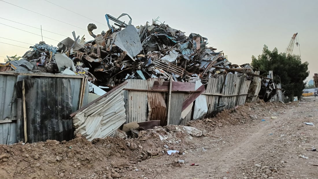 صور: المشهد السيء عند مدخل حي المشاتل لن يستمر.. أمانة بغداد تنذر أهل السكراب