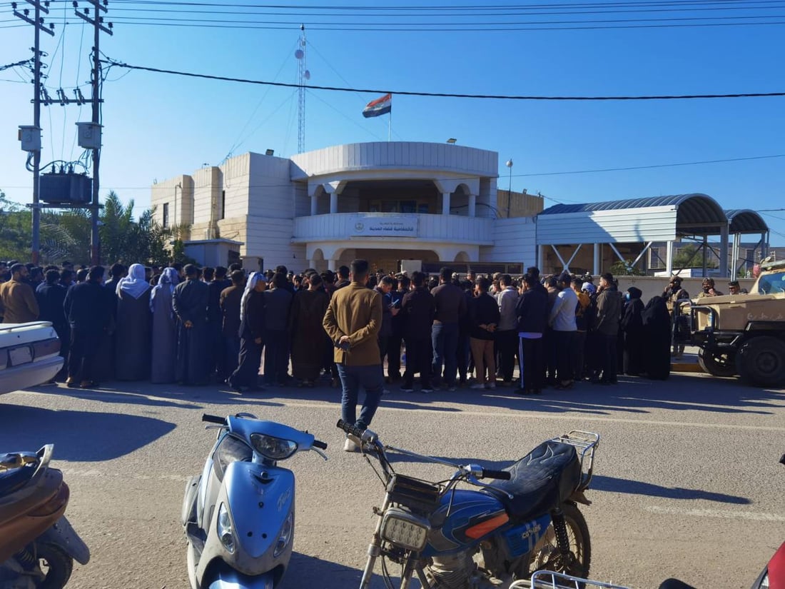 وقفة احتجاجية شمال البصرة: أقيلوا مدير بلدية الِمْدَينة (صور)