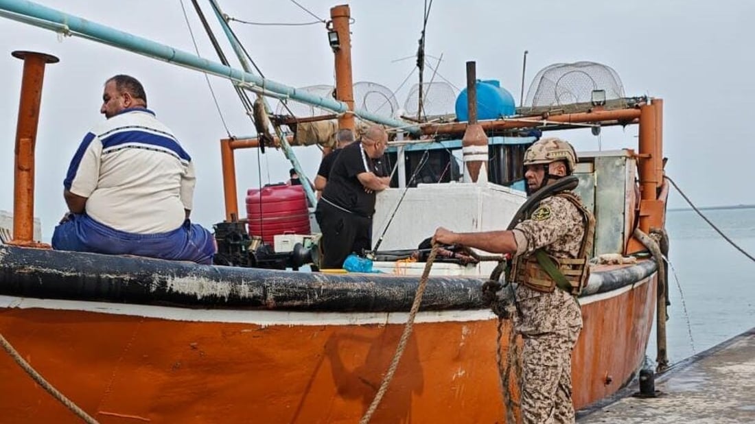 بعد نداء استغاثة.. البحرية تنقذ صيادين عراقيين تعطل زورقهم في البحر