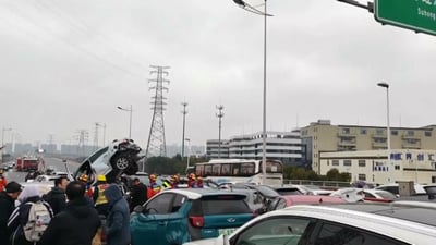 100 ئۆتۆمبیل بەیەکیاندادا