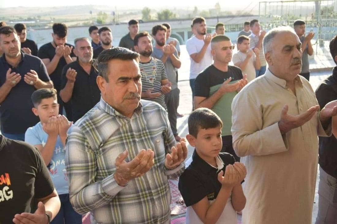 ملا عباس يحث المصلين على مساعدة الفقير وزيارة المريض.. صور من مقام زين العابدين