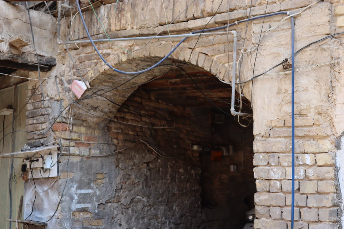 فيديو من “خان المدامغة” في الكاظمية: آخر شاهد على العهد العثماني تحوّل إلى “گراج”