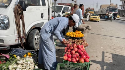 النجف: الشرطة تطارد بسطيات الخضار والأهالي يفضّلونها على المحلّات (فيديو)