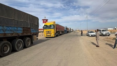 شاحنات وبضائع أكثر وتسهيلات كبيرة بين حكومتي الزيدي والشرع في منفذ الوليد