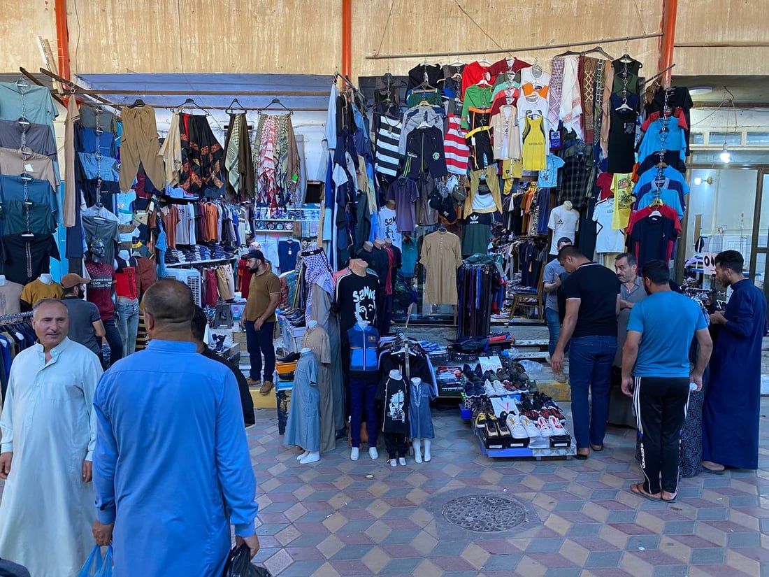 الزي العربي والحذاء الرياضي.. “موضة” عيد الأضحى هذا العام في هيت (صور)