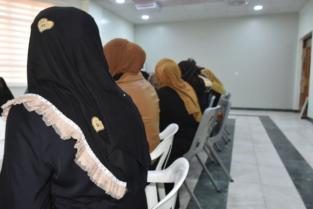 صور: دورات مجّانية في هيت لتمكين النساء وتطوير مهاراتهنّ بالخياطة