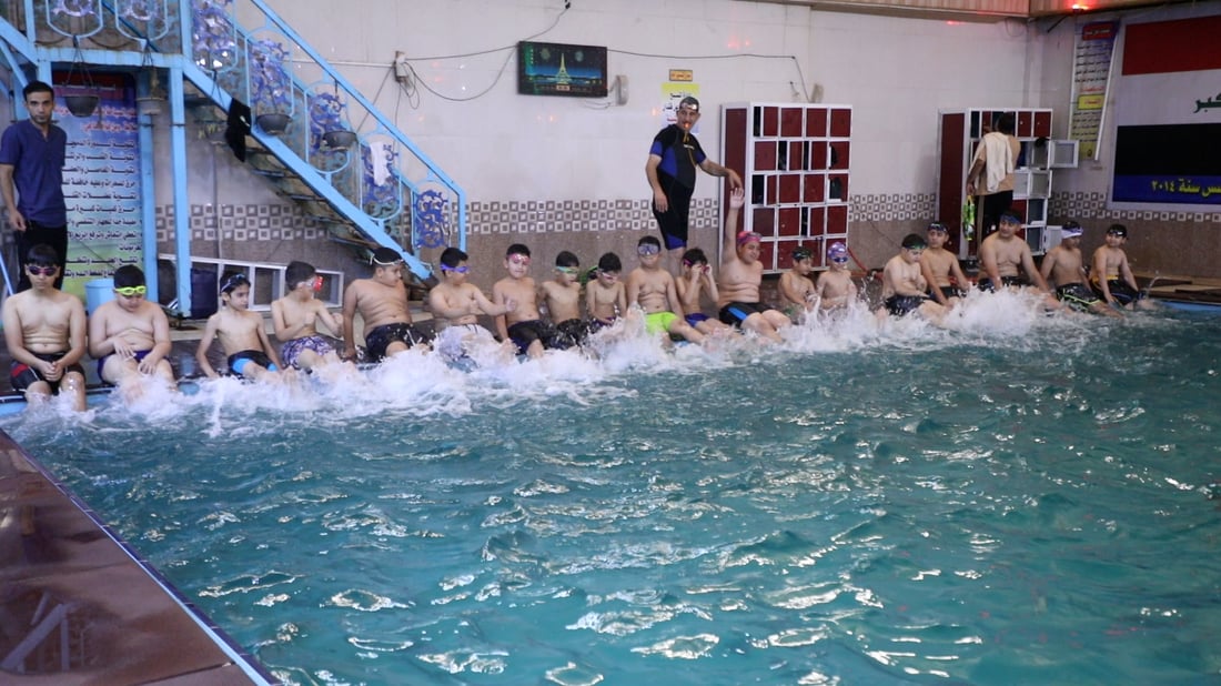 صور: 50 من أطفال الديوانية يحتفلون بإتقانهم السباحة.. “دولفين وكرول” وحركات أخرى