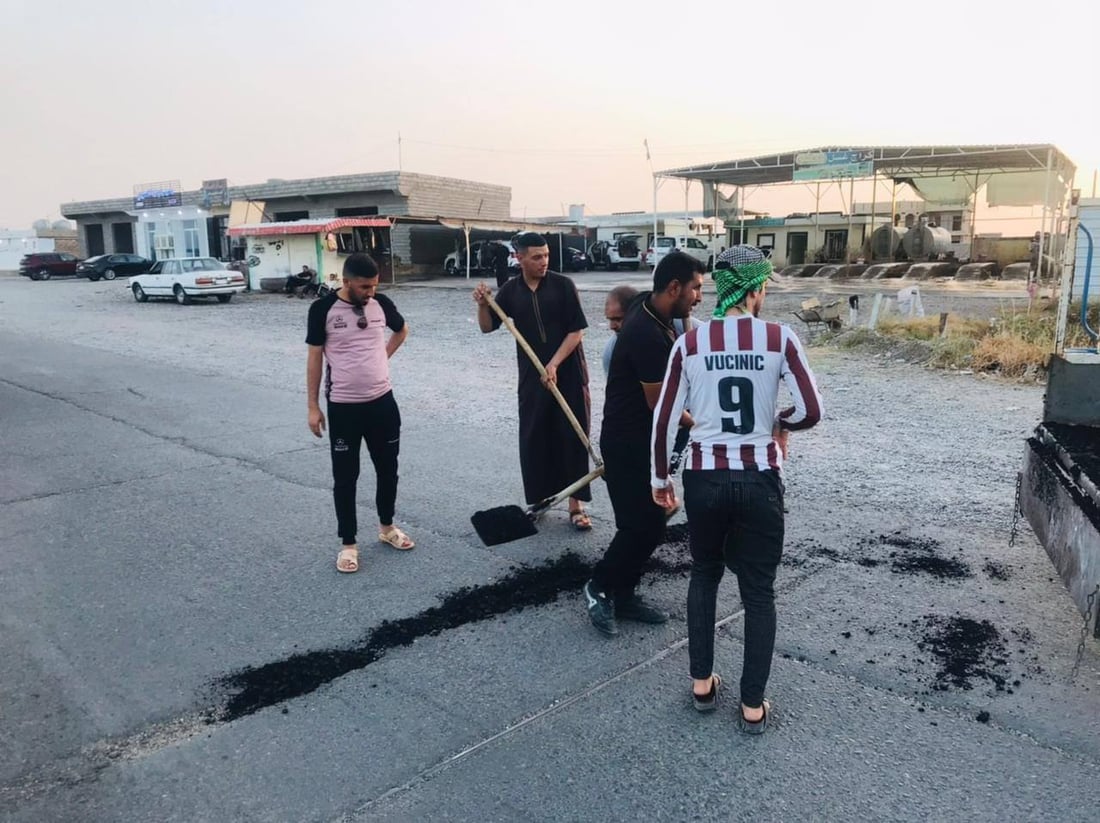 قرية “شكراً” ممتنة لشباب الشرقاط.. جمعوا الإسفلت من الحكومة وبلطوا!