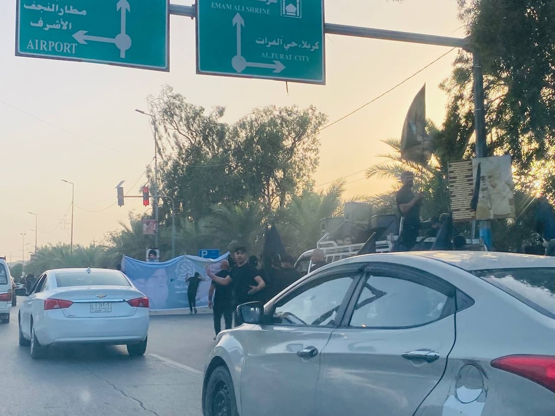 صور من شوارع النجف.. الزوار يواصلون التدفق مع بدء كلمة الصدر