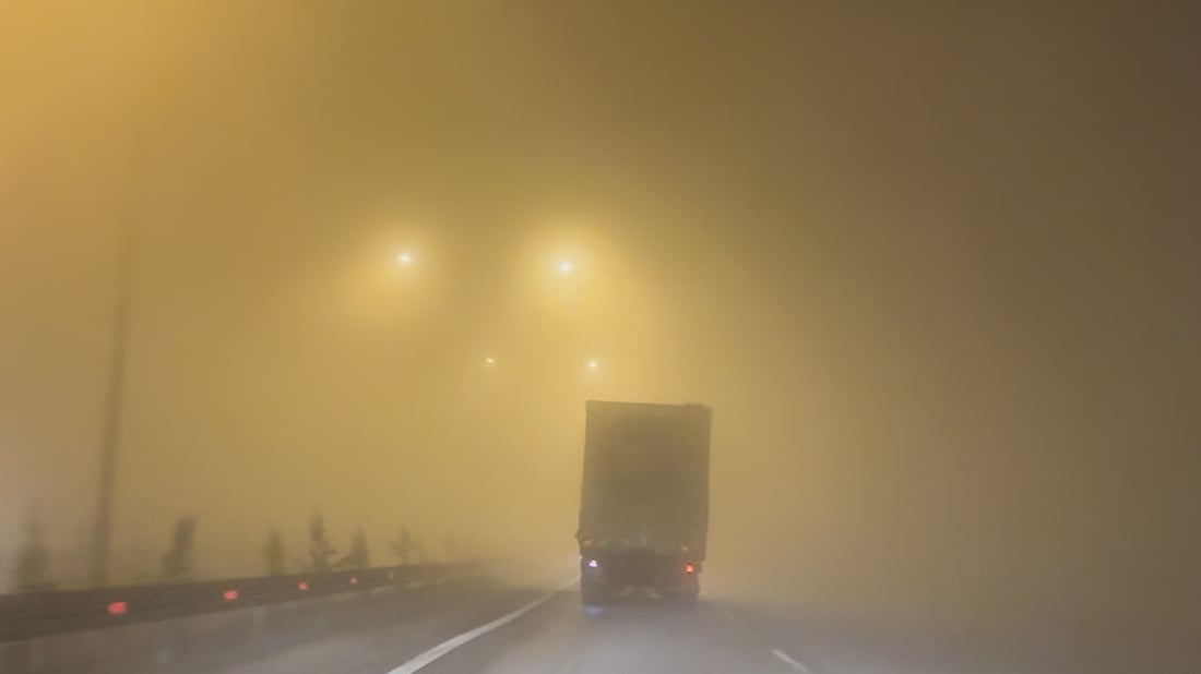 المرور تحذر السائقين من ضباب كثيف في الطرق الخارجية