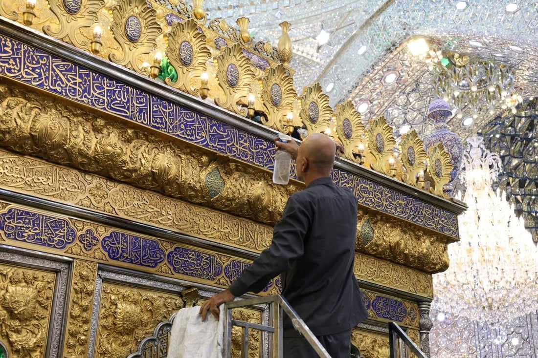 للحفاظ على بريق الذهب.. حملة لصيانة نقوش شباك مرقد أبي الفضل العباس