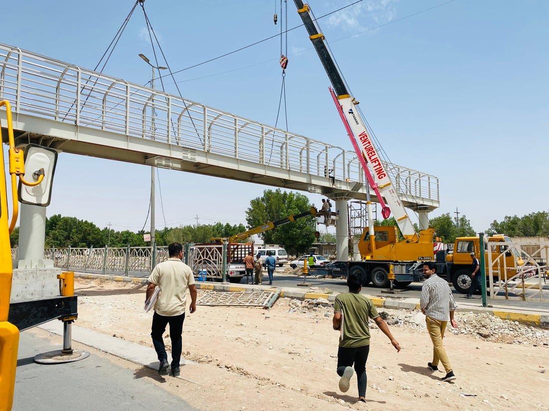 صور من النجف: يا طلاب المعهد التقني لقد بدأ نصب جسر المشاة والحوادث لن تتكرر