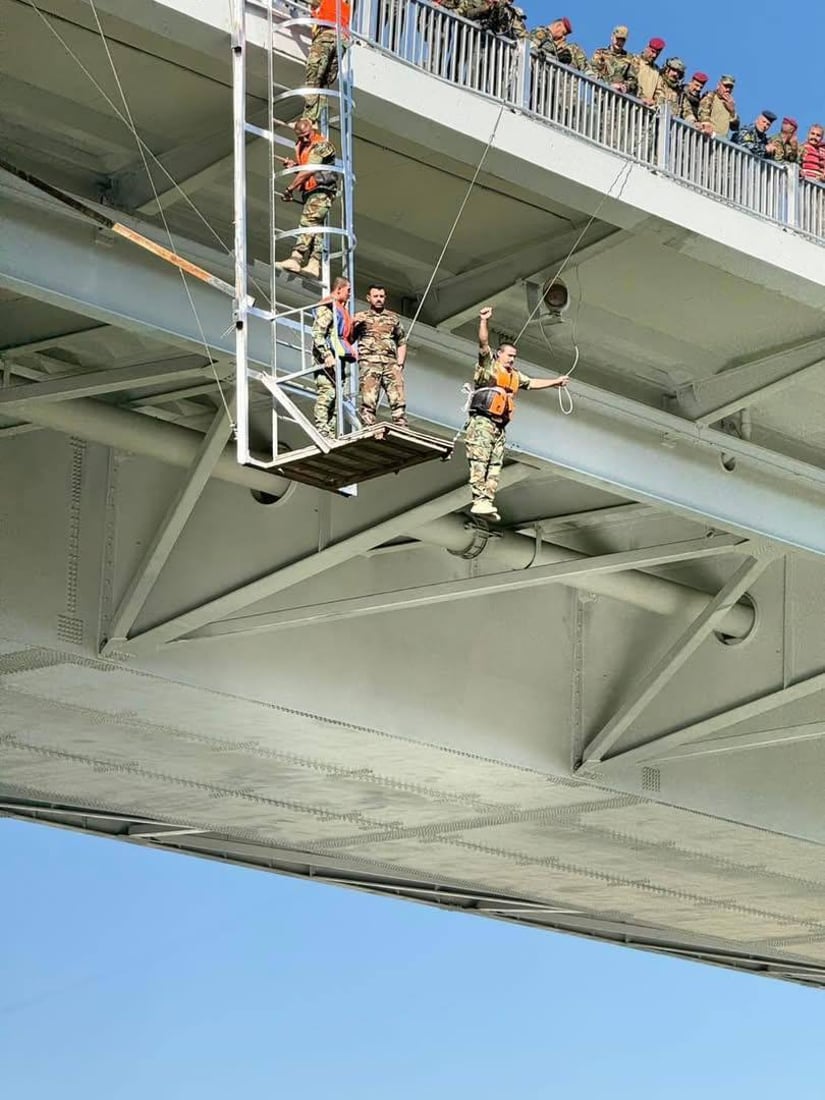 صور: قفزة الثقة في دجلة من أعلى “14 رمضان”