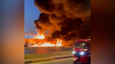 المارّة يوثقون مشاهد من حريق كربلاء الهائل والإطفاء يحاول (فيديو)