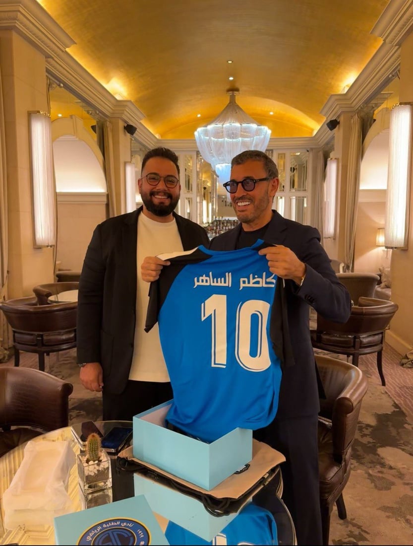 الأنيق يهدي قميصه لكاظم الساهر.. أبرز مشجعي النادي منذ أيام الشباب (صور)
