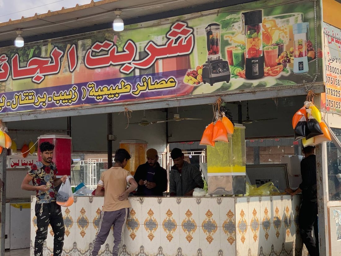 أبو غريب: رمضان ينعش “بسطات الشربت واللبن”.. ألوان جذابة في طريق الصائمين