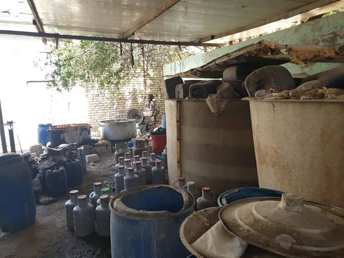 ضبط معمل طرشي متخفي في النجف.. حجز 70 طناً من المواد الأولية والتمور التالفة