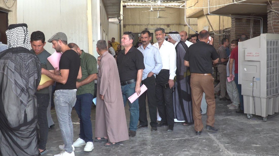 مدير مرور بابل عن طوابير المراجعين الطويلة: ليس في اليد حيلة (صور)