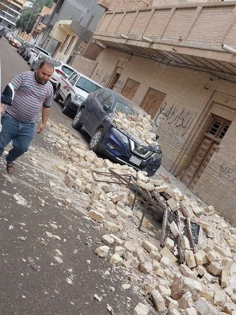 مالك الدار توقع الأمر وكتبه.. العاصفة تُسقط جدار منزل على سيارة في السماوة (صور)