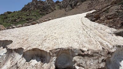 بەفری چەند مەتری؛ گەشتیاران بەرەو هەورامانی تەخت رادەکێشێت