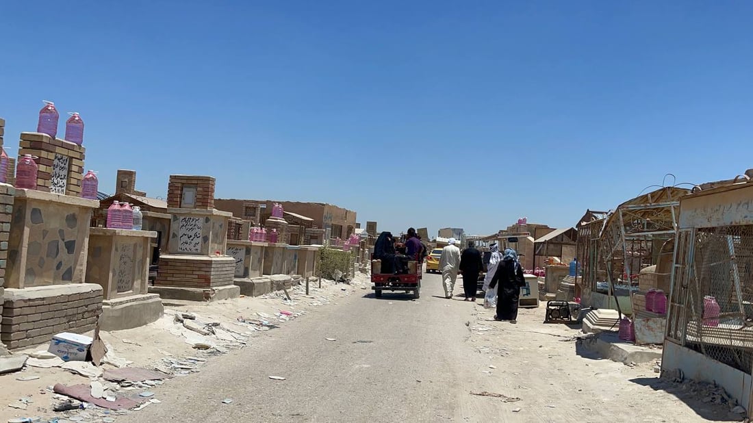 صور: متطوعون يقدمون الماء البارد والعصائر لزوار وادي السلام في النجف