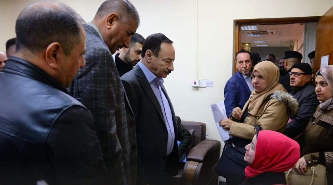 طوابير الموصليين في “طابو الأيسر” لا تنتهي والمحافظ يتدخل