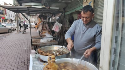 کاسبکارێک؛ شێلم و سەهۆڵ لە تەنیشت یەک دەفرۆشێت