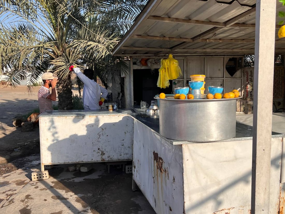 طازجة من مزارع جبور ودليم والبو عيثة.. ألبان الدورة مع التمر “لا تُقاوَم” (صور)